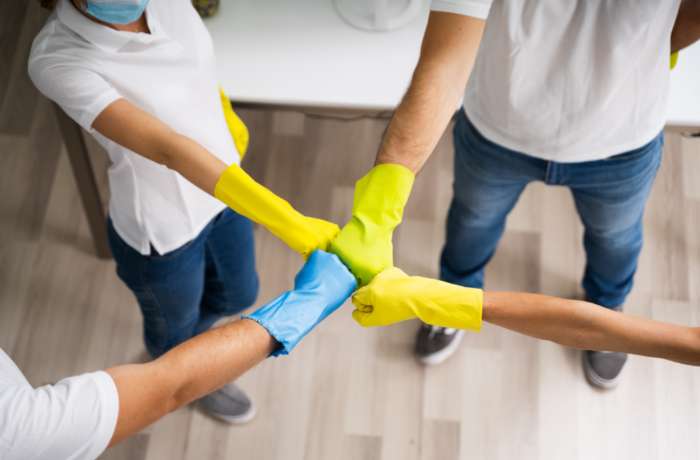 Personal de limpieza trabajando en equipo