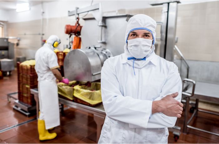 Empleado con implementos de seguridad